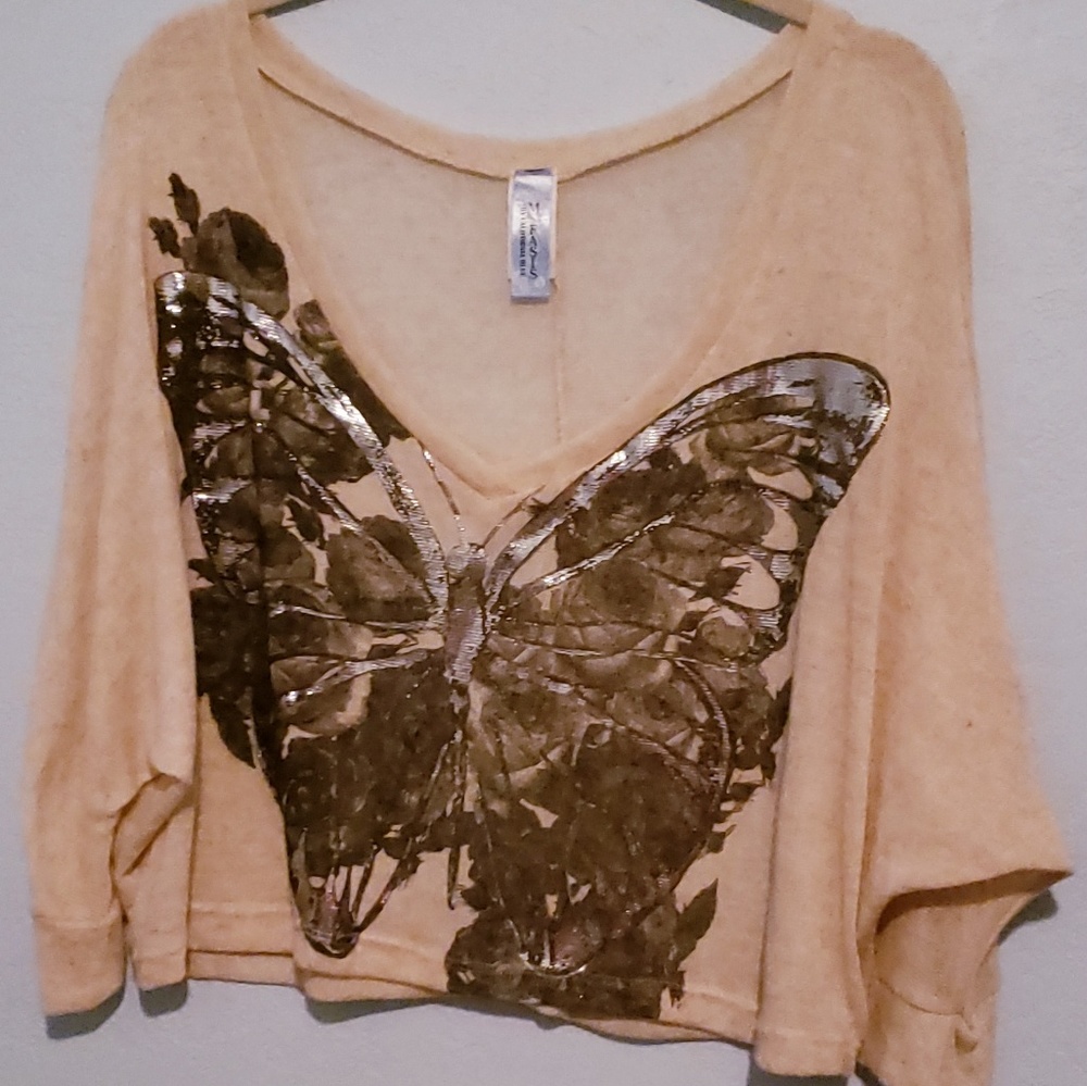 NWOT💙3/$25💙 pretty beige butterfly top